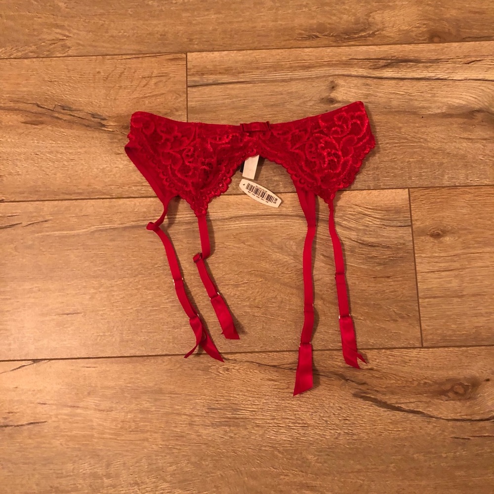 Red lace thigh garder
